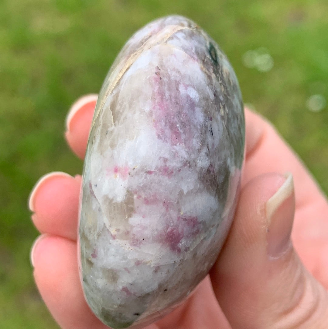 Guijarro de turmalina rosa