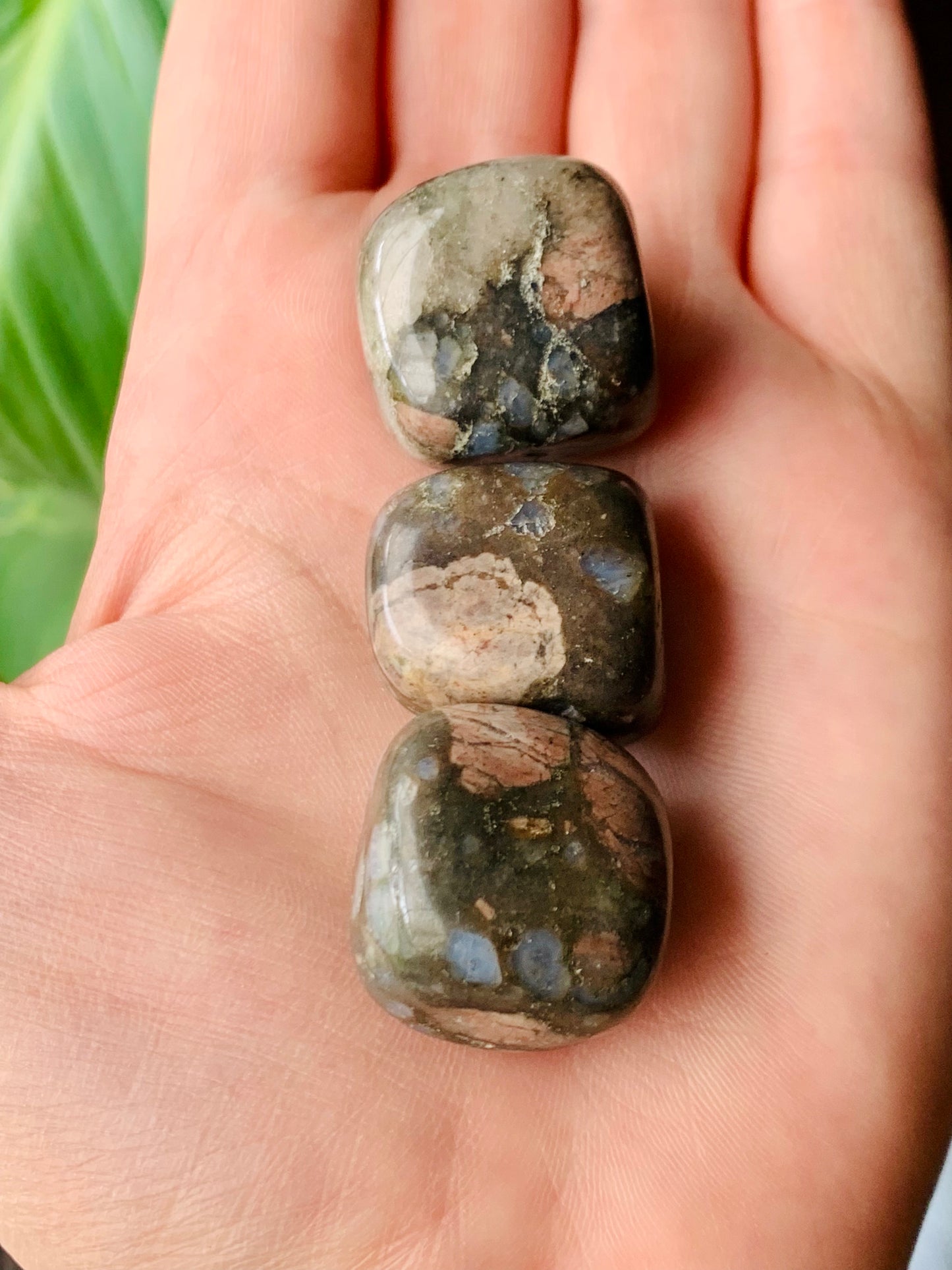 Piedra pulida de glaucofano/vulcanita/ilanita