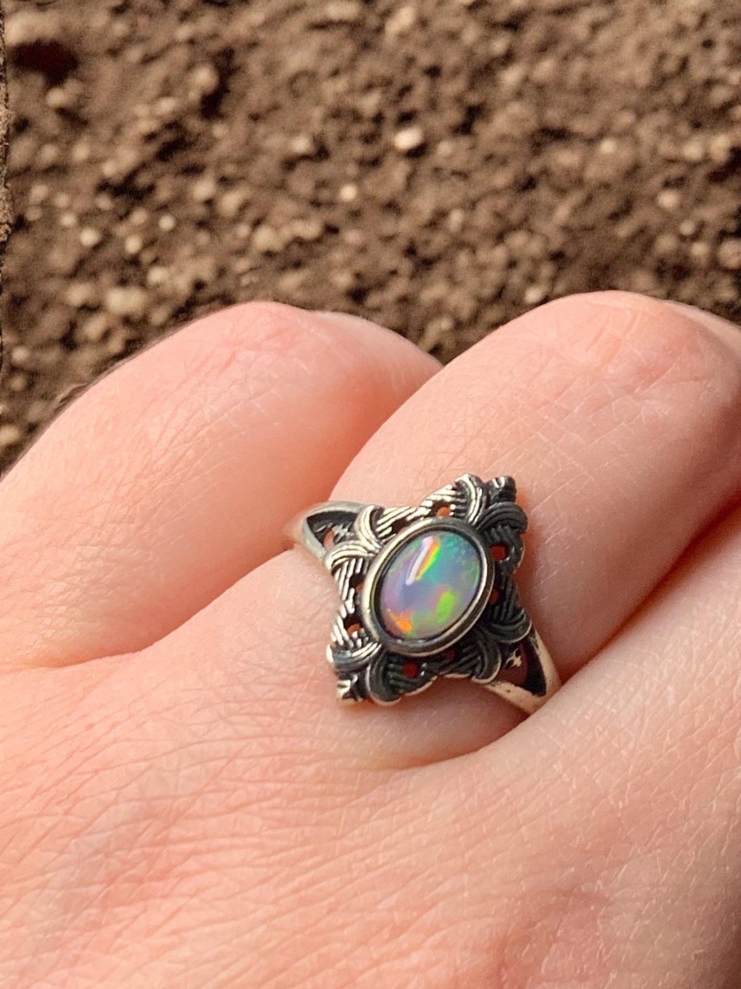 Anillo de ópalo blanco