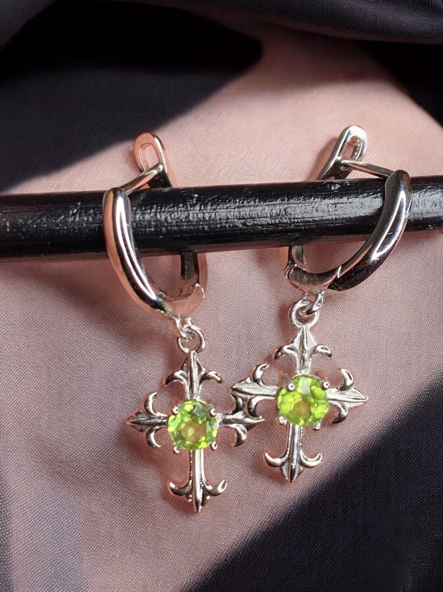 Boucles d’oreilles croix péridot