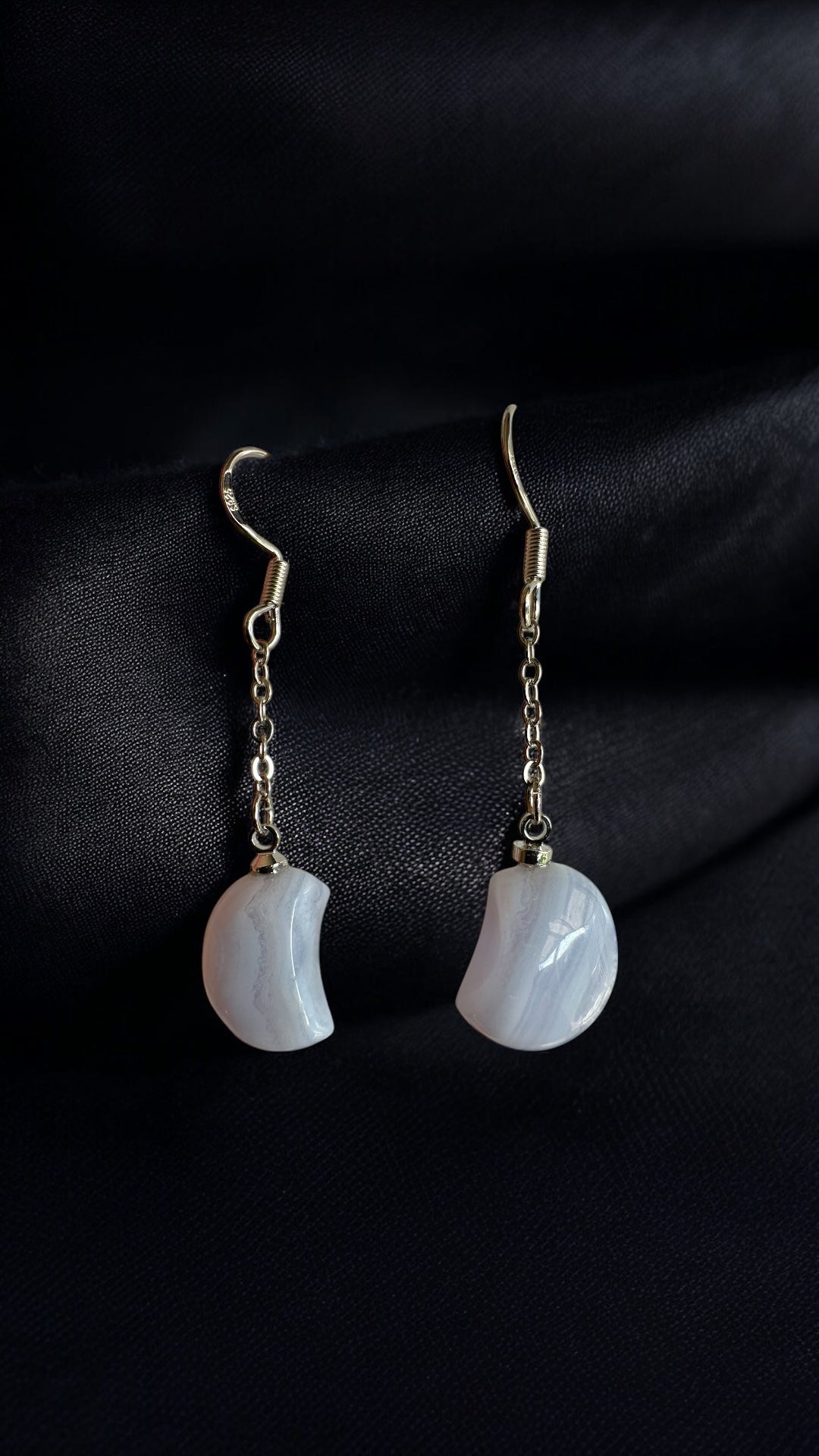 Boucles d’oreilles lune calcédoine bleue