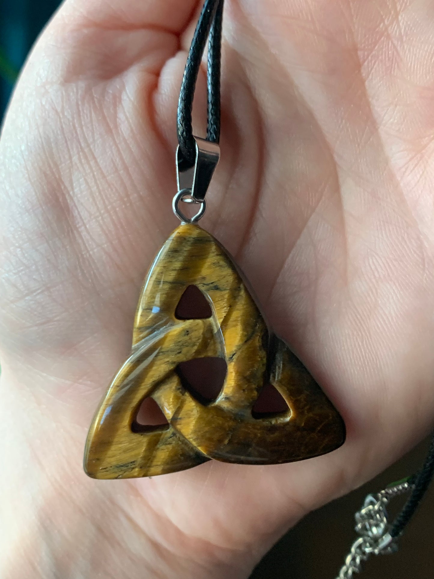 Pendentif triquetra en œil de tigre