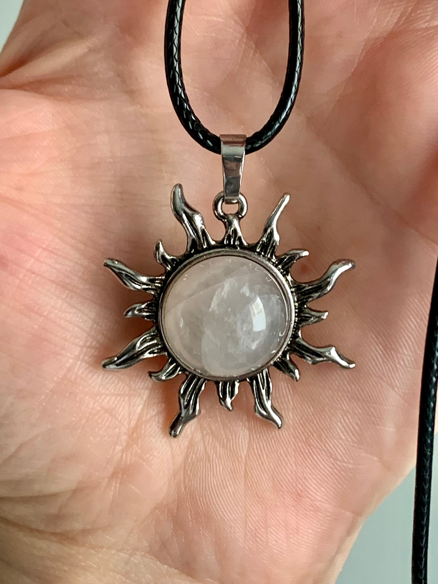 Pendentif soleil en quartz rose