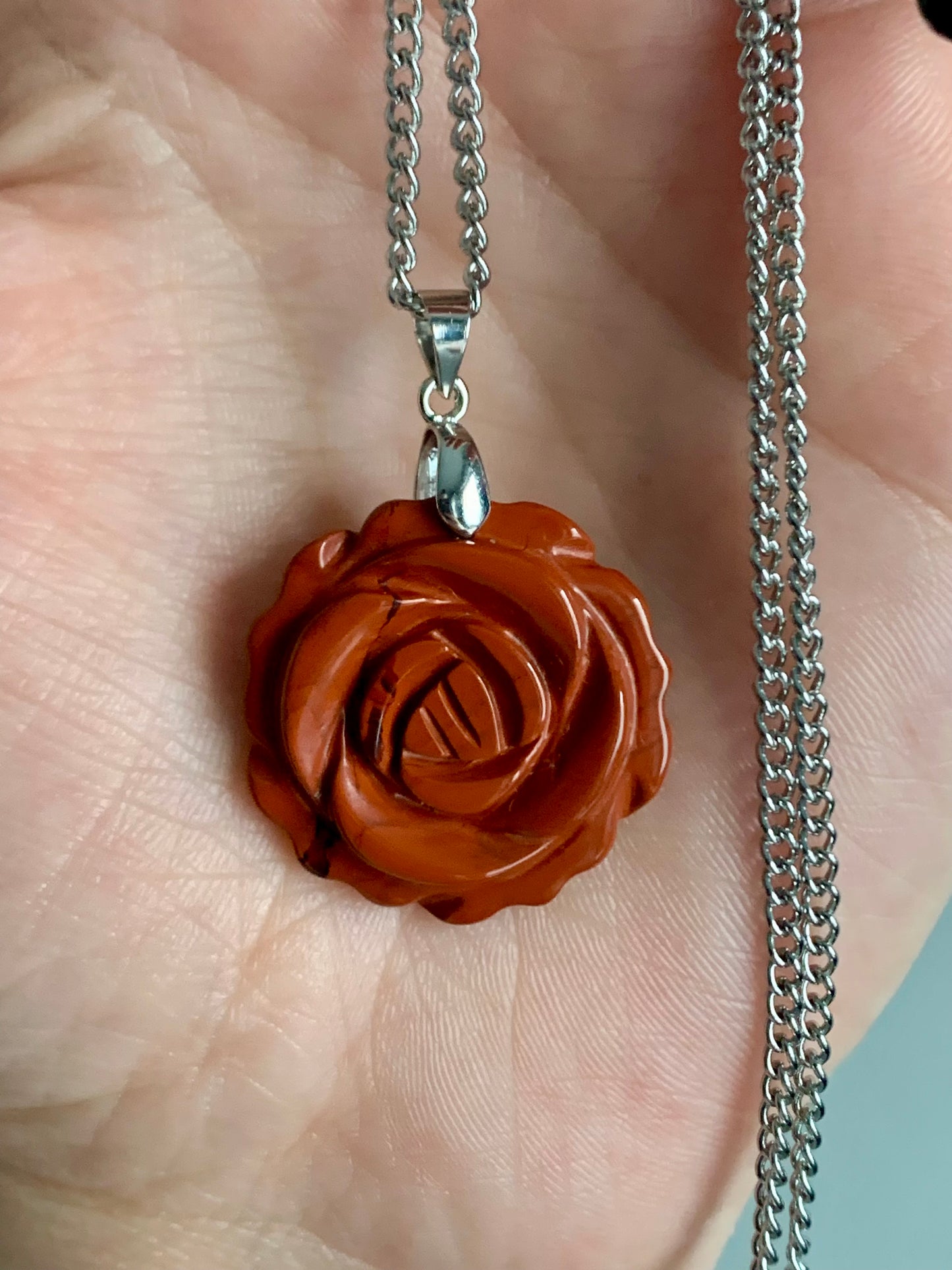 Collier fleur de rose en jaspe rouge