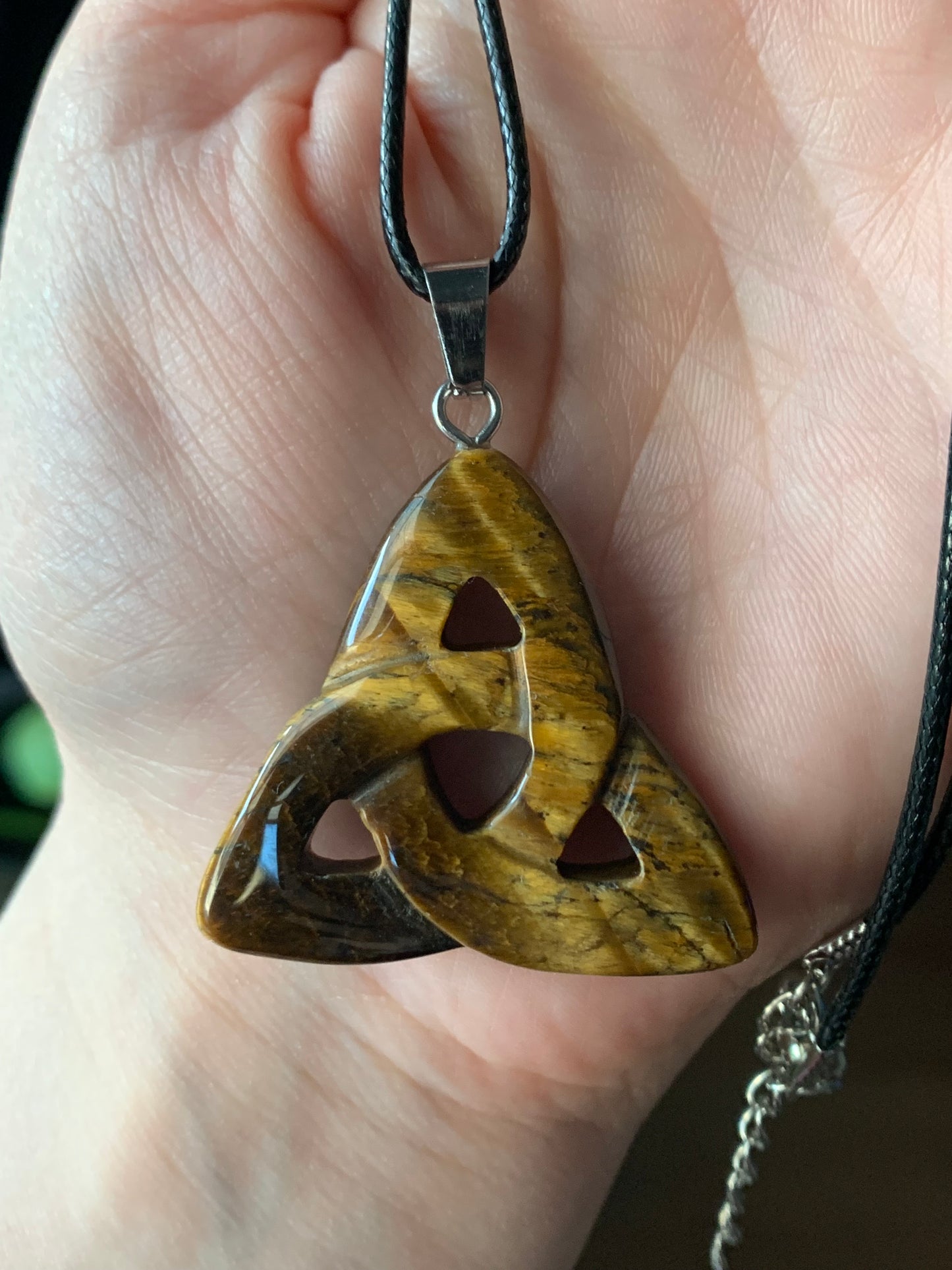 Pendentif triquetra en œil de tigre