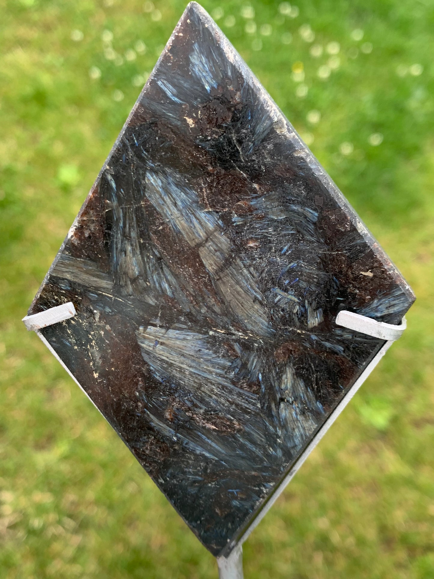 Diamant astrophyllite/ arfvedsonite socle