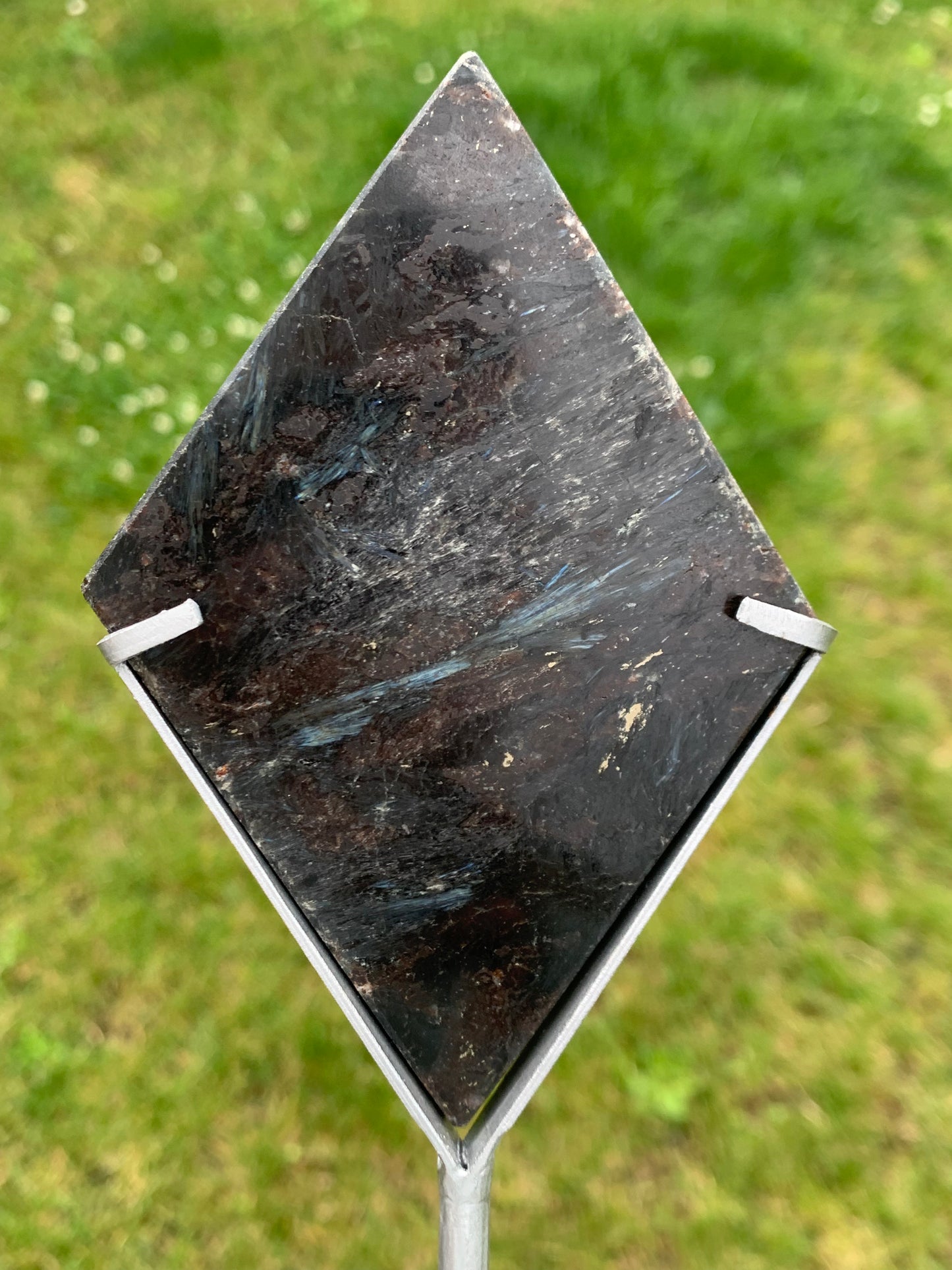 Diamant astrophyllite/ arfvedsonite socle