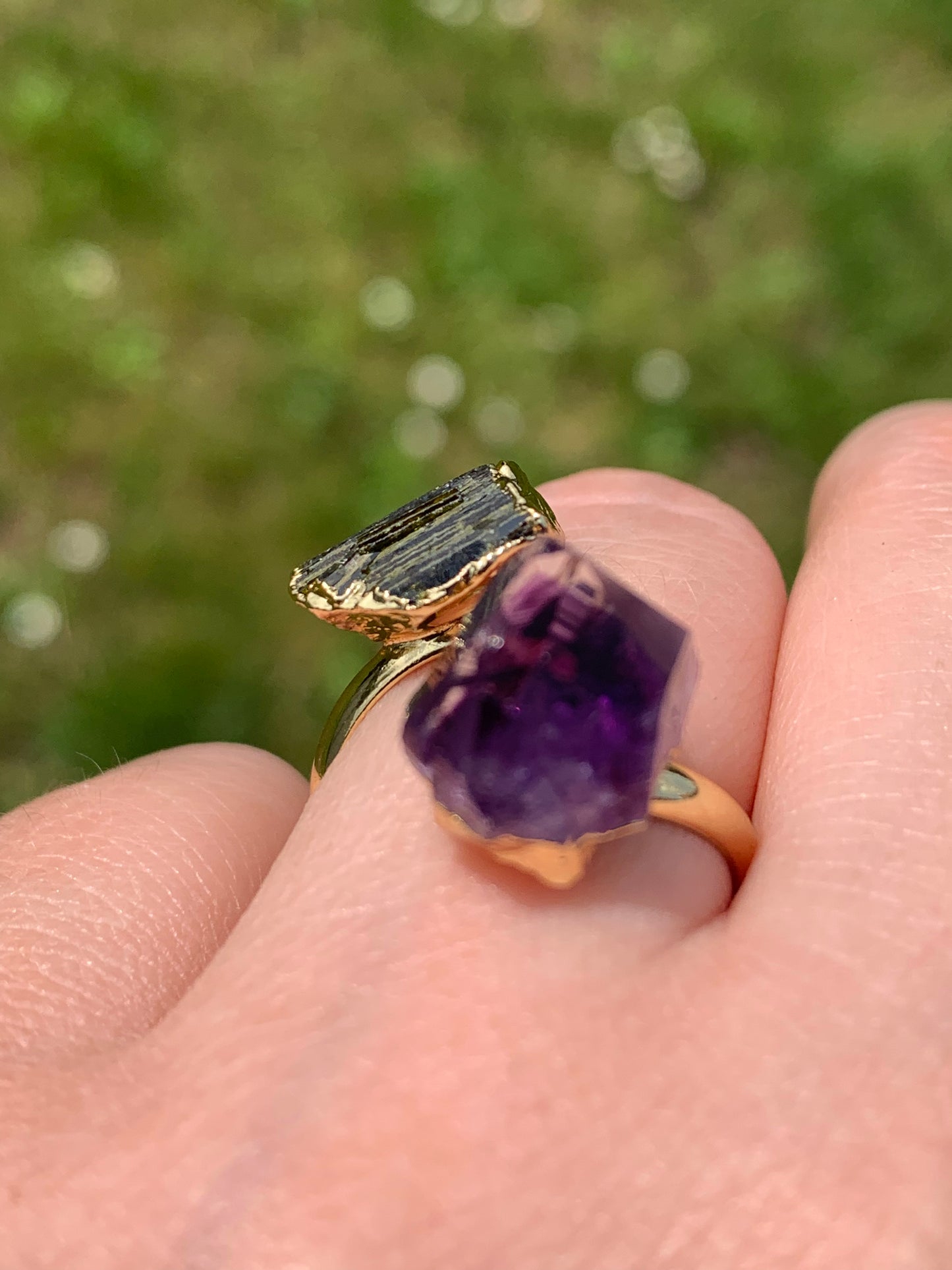 Bague en améthyste et tourmaline noire