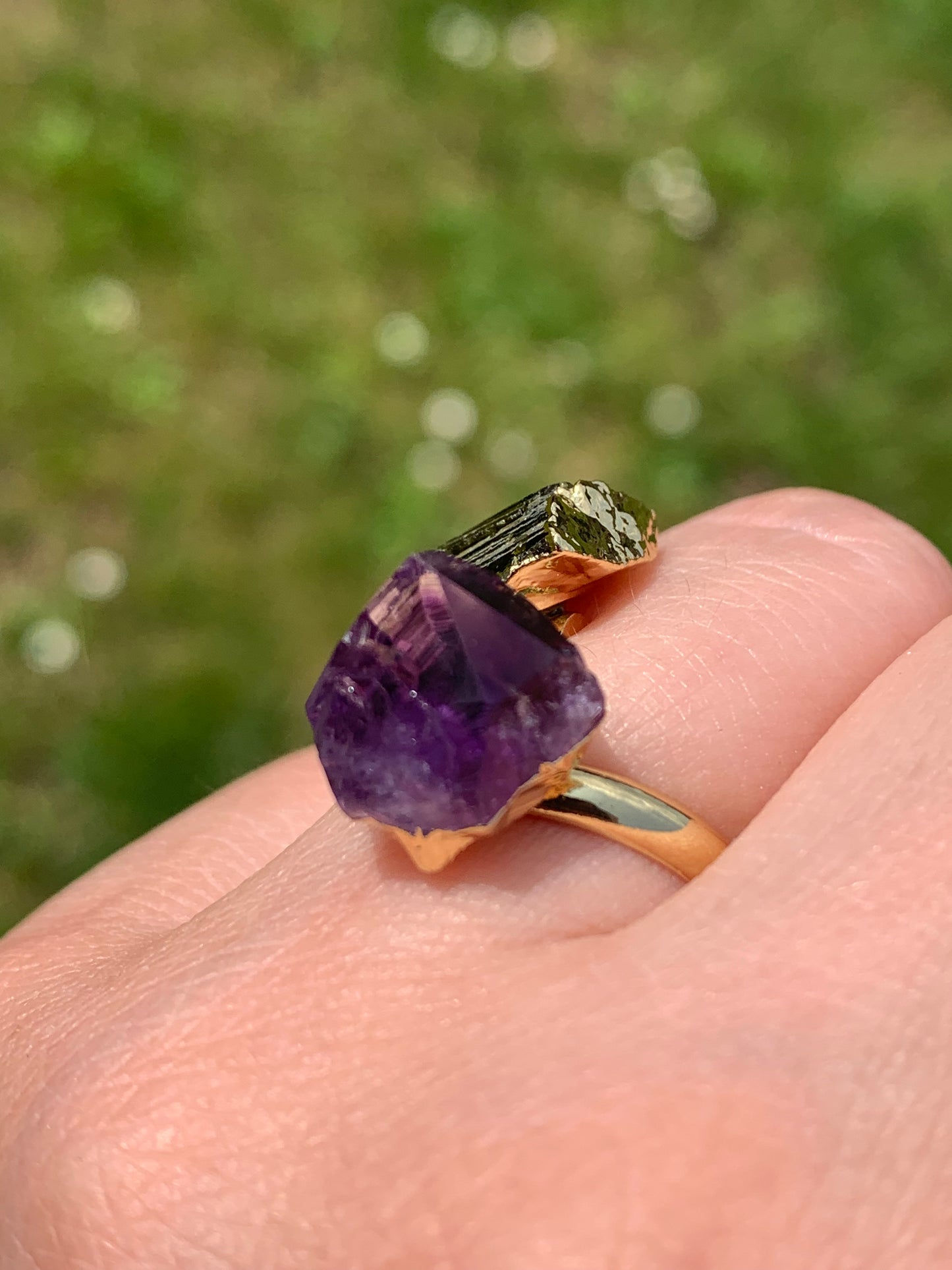 Bague en améthyste et tourmaline noire