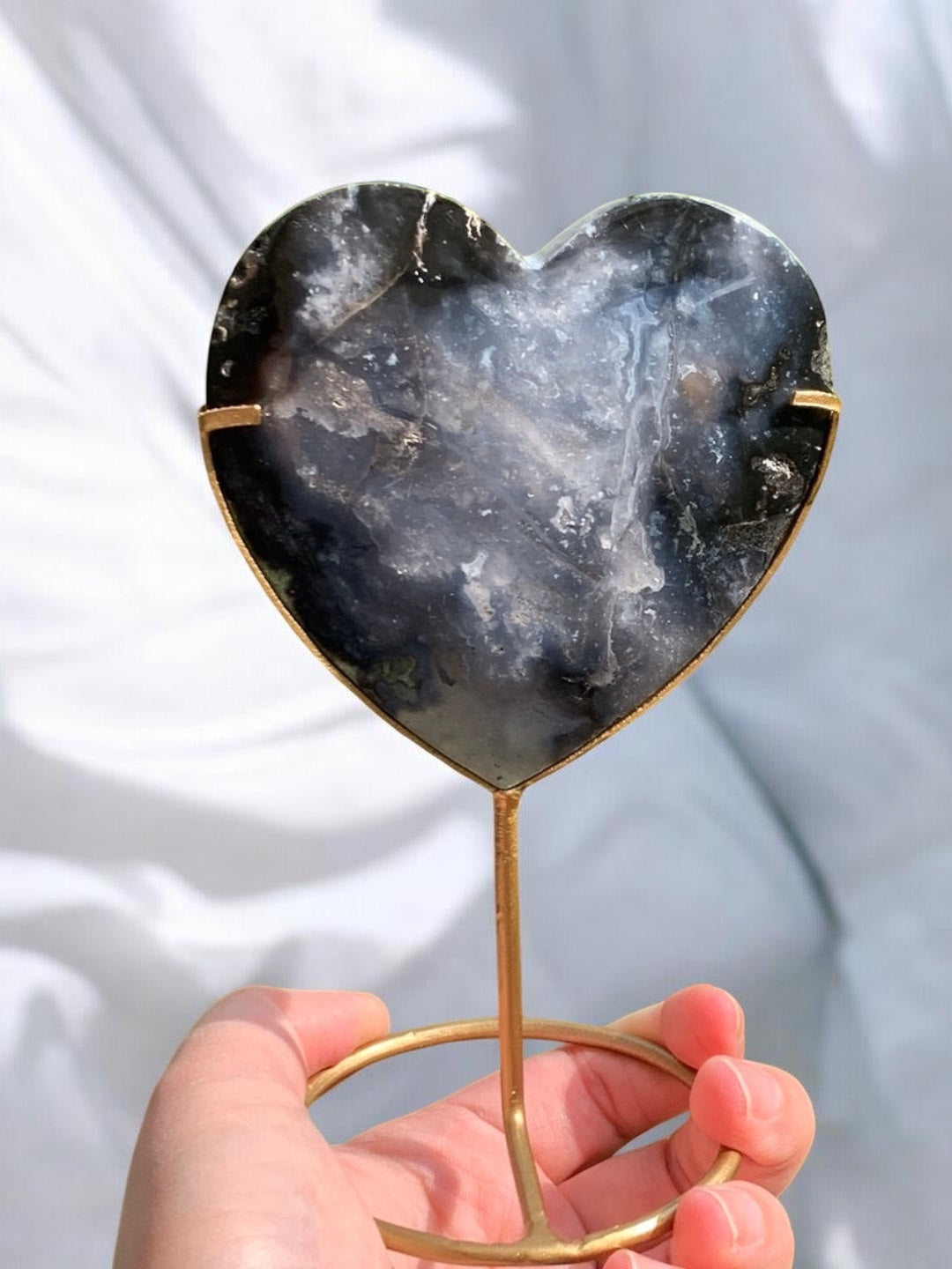 Corazón de ágata con plumas azules