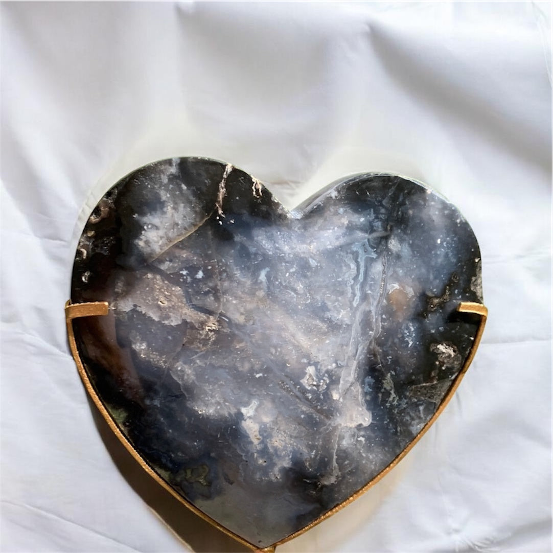 Corazón de ágata con plumas azules