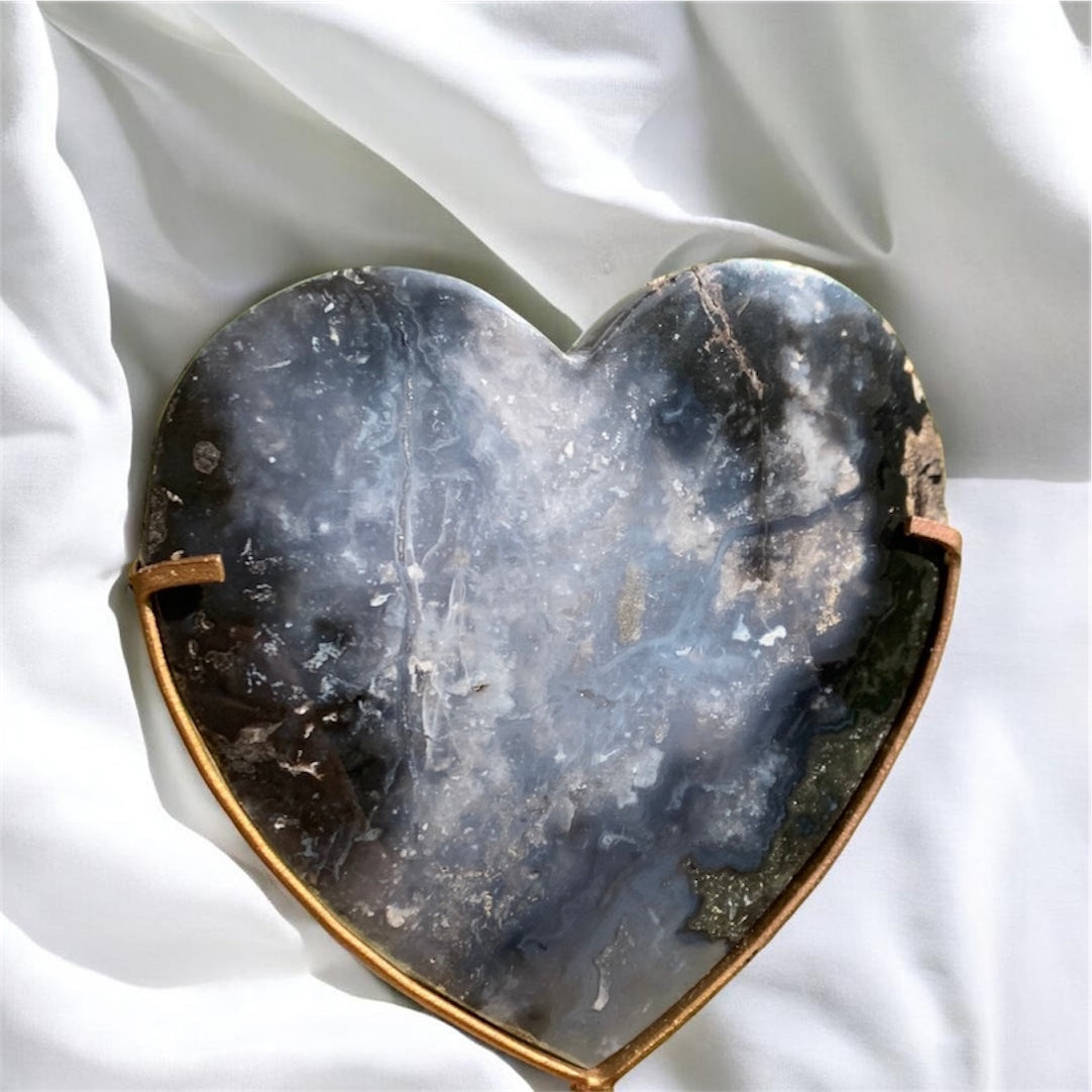 Corazón de ágata con plumas azules