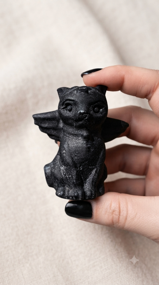 Sculpture de chat avec ailes tourmaline noire