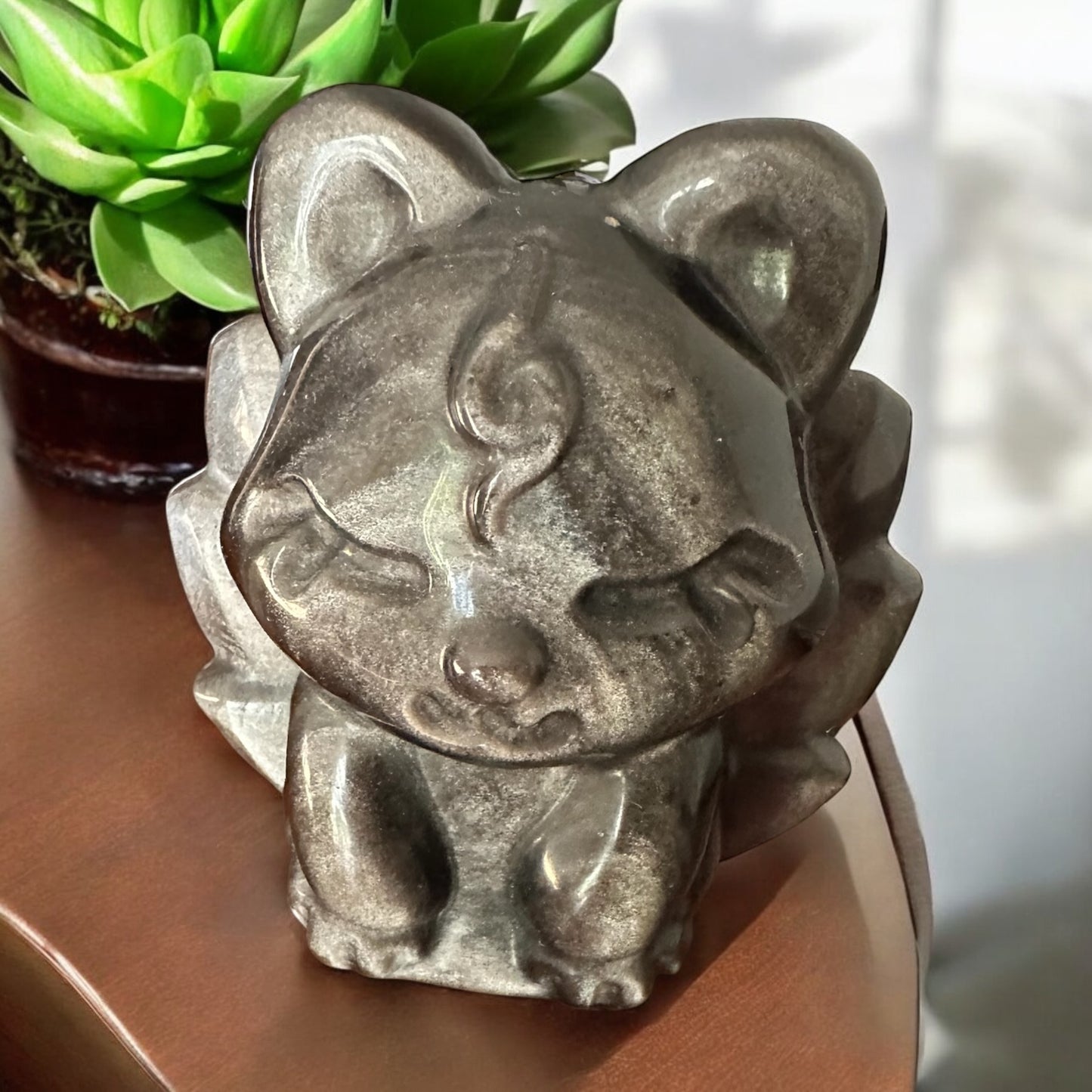 Renard à neuf queues obsidienne argentée