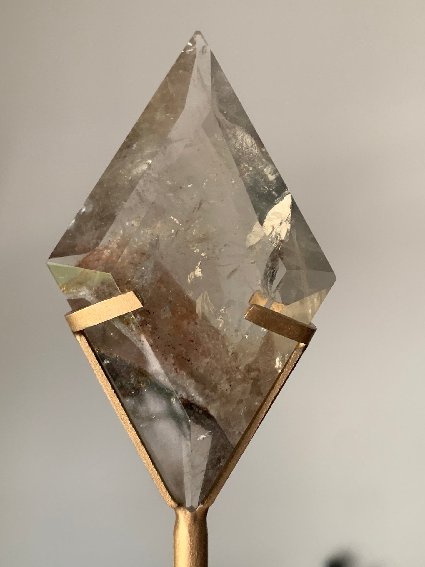 Quartz fumé + Lodolite sur socle