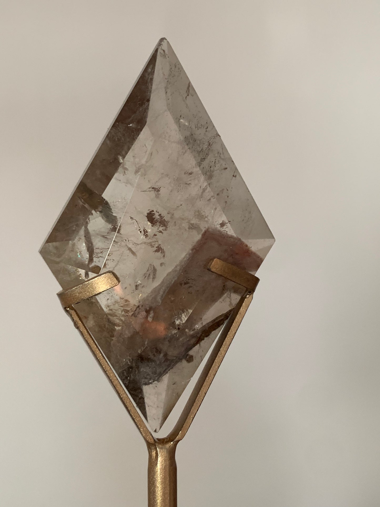 Quartz fumé + Lodolite sur socle