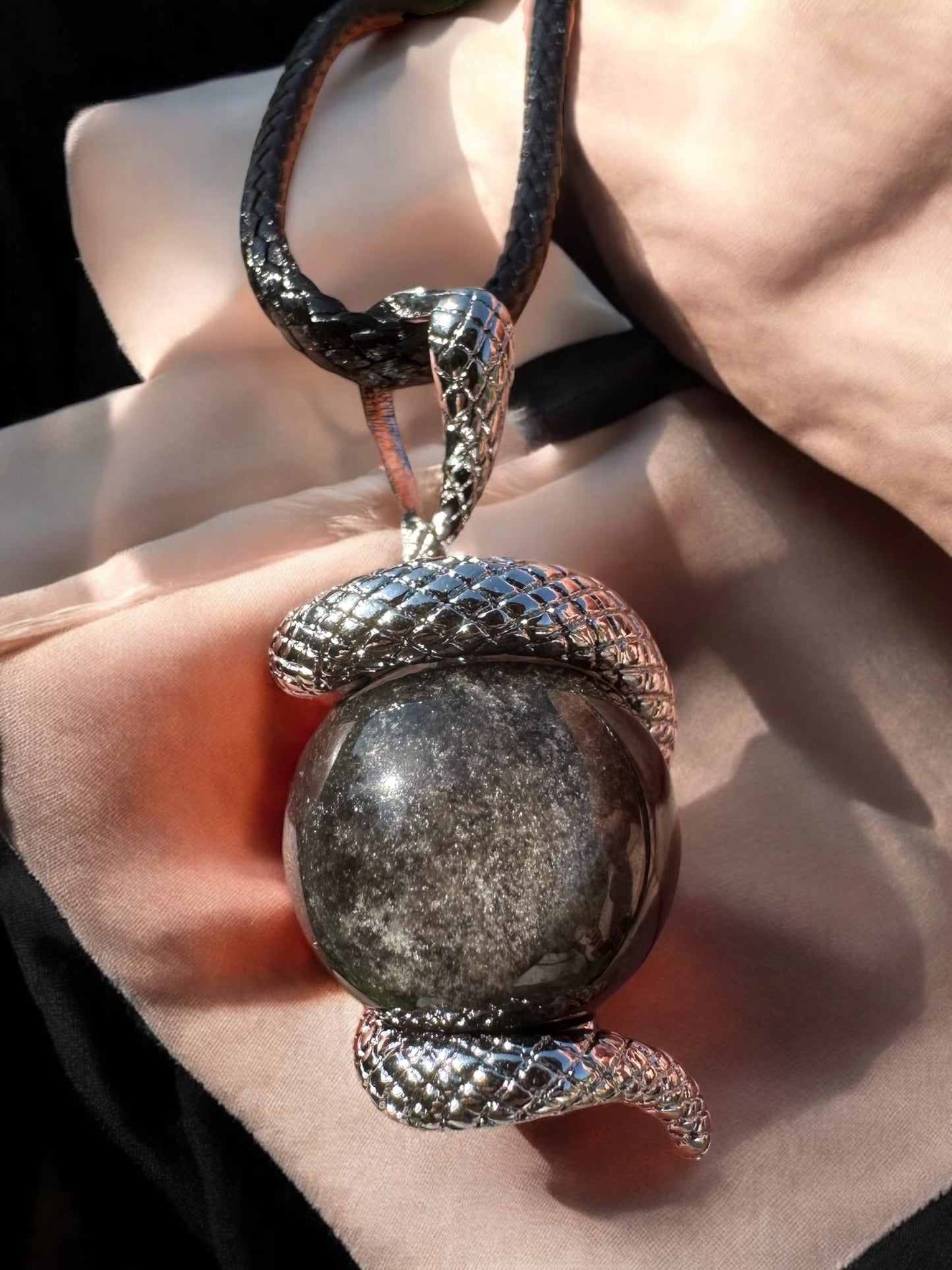Pendentif serpent obsidienne argenté