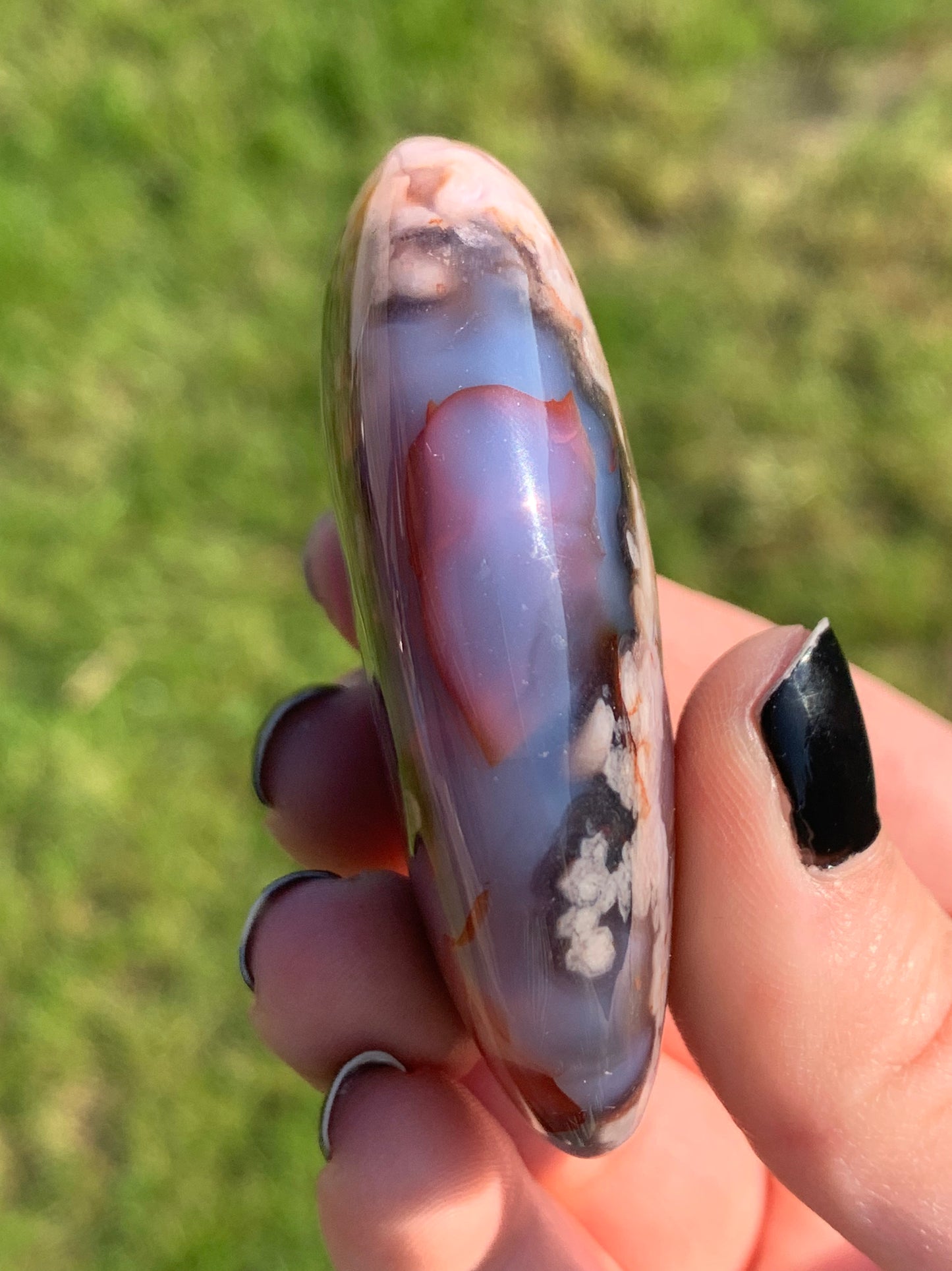 Galet agate fleur bleue