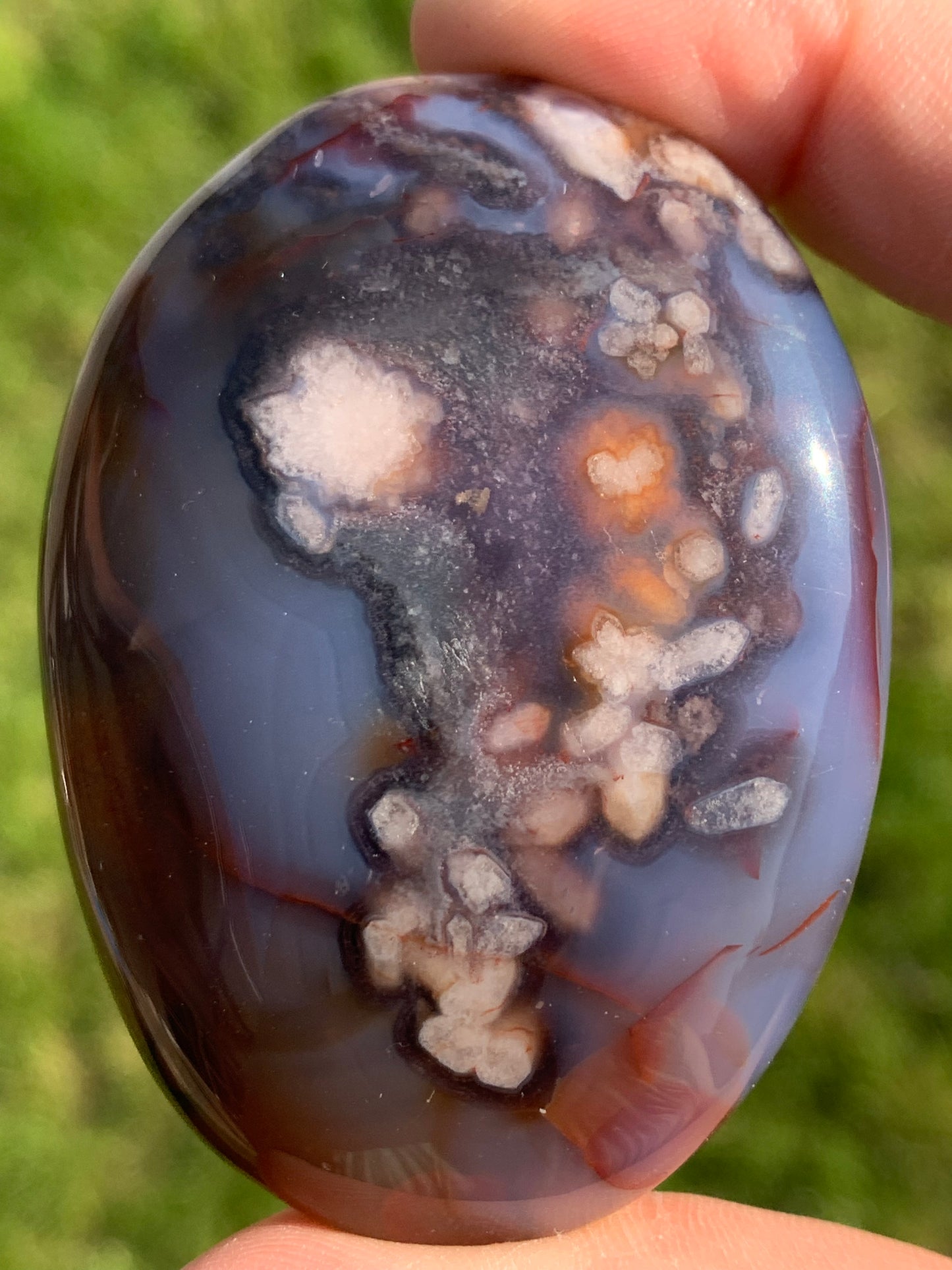 Galet agate fleur bleue